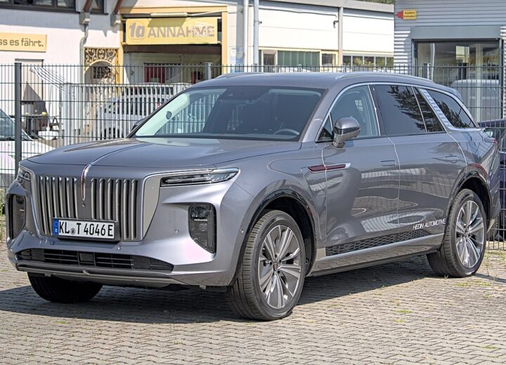 Hongqi E-HS9